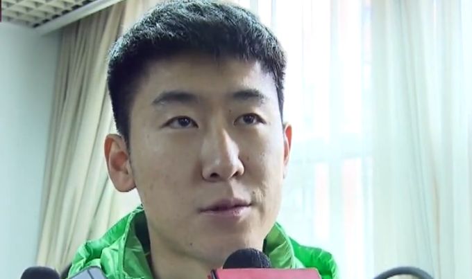 主裁判看完VAR后判罚点球。